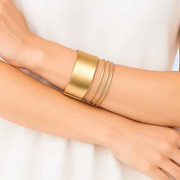 🆕 Bold & Chic Gold-Plated Wide Cuff Bracelet | Trendy Statement Accessory 💛 - Picture 6 of 10